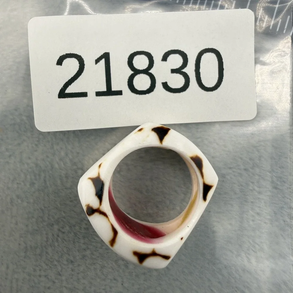 Vintage Carved Ring White Red Shell Size 7‎